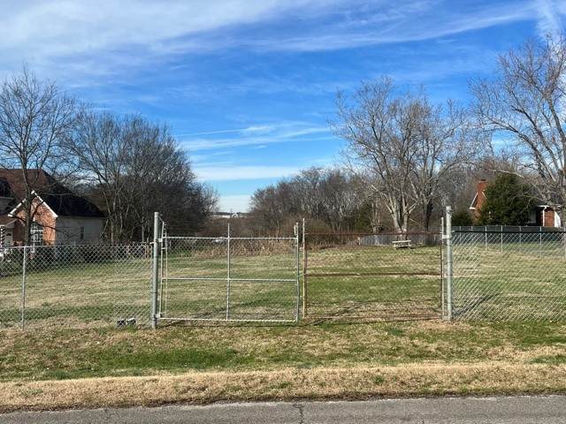 2112 E Hill Dr - Photo 1