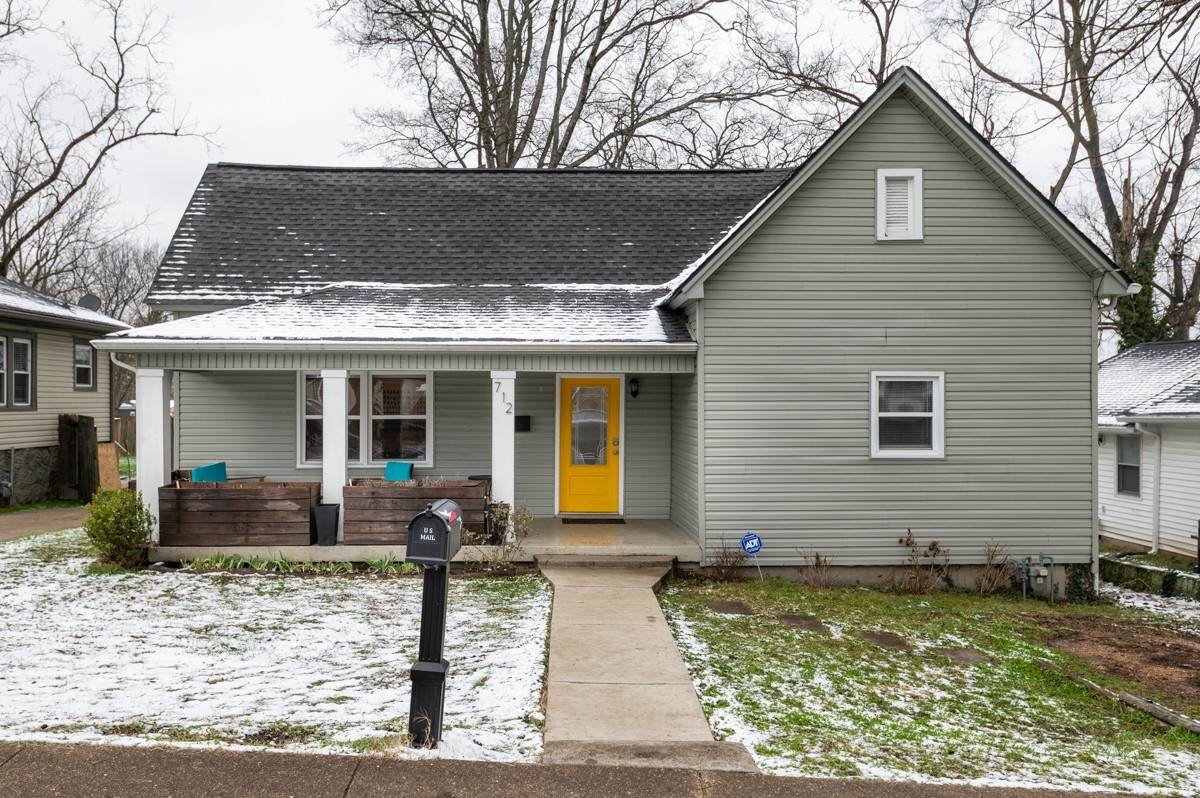 712 Hart Ave - Photo 1
