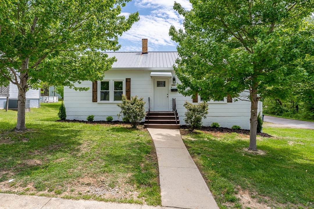 506 South College Street - Photo 1