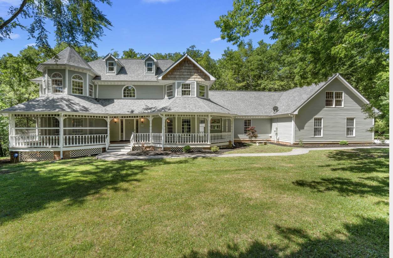 1136 Longview Dr - Photo 1
