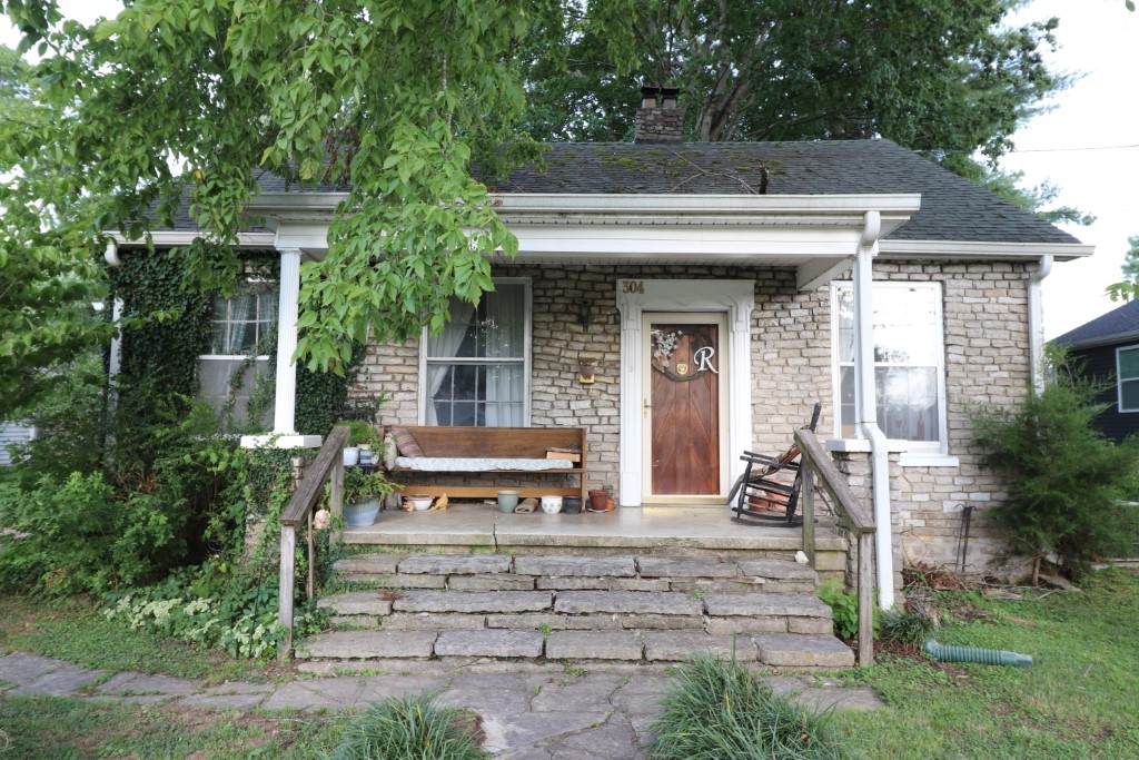 304 Andrews Ave - Photo 1