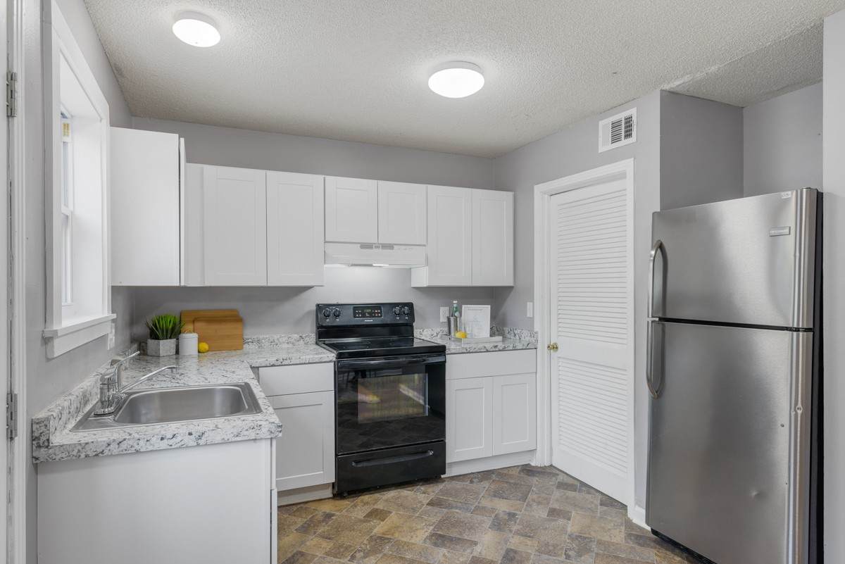 618 Castlegate Dr - Photo 1