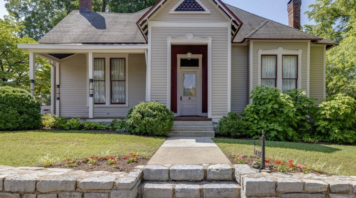 701 W Main St - Photo 1