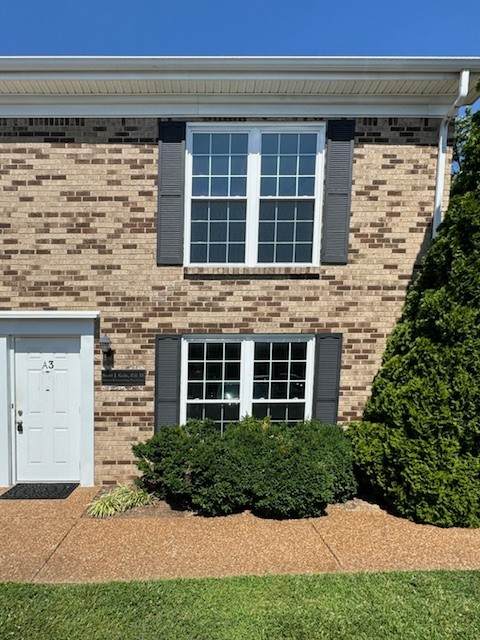 109 Holiday Ct - Photo 1
