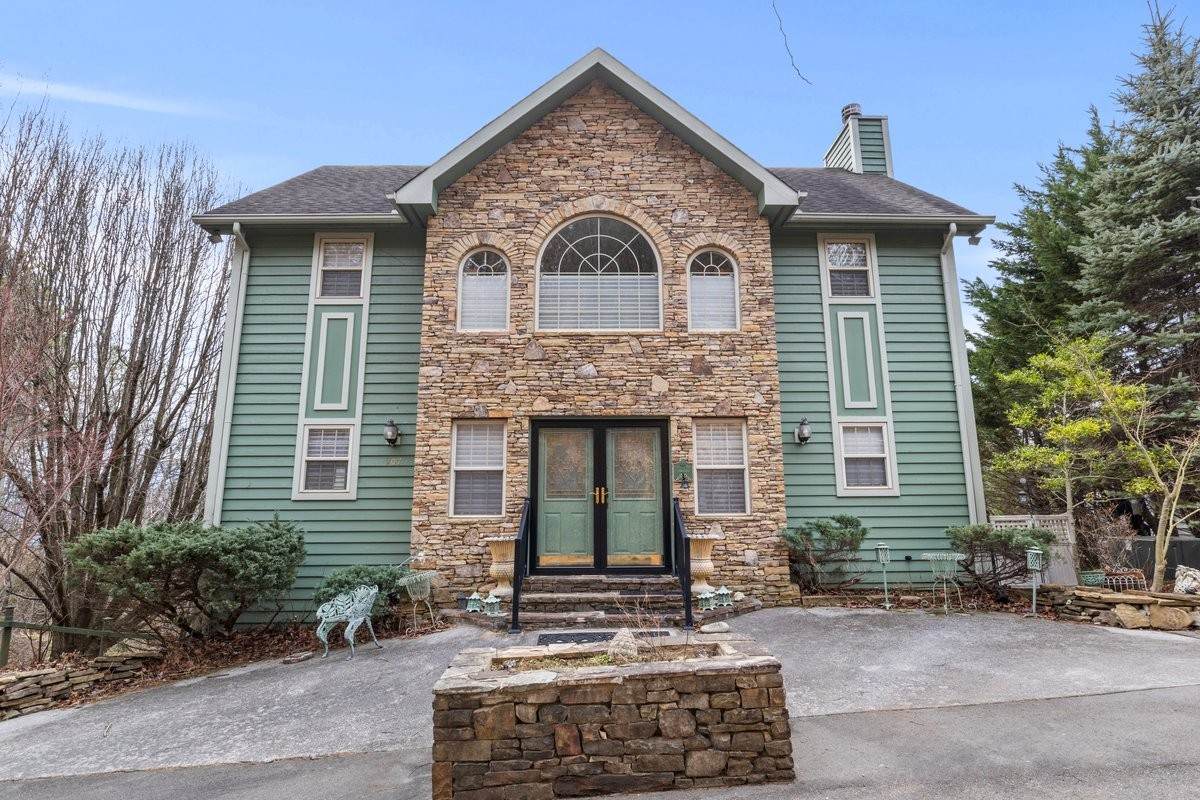 907 Smoky Bears Way - Photo 1