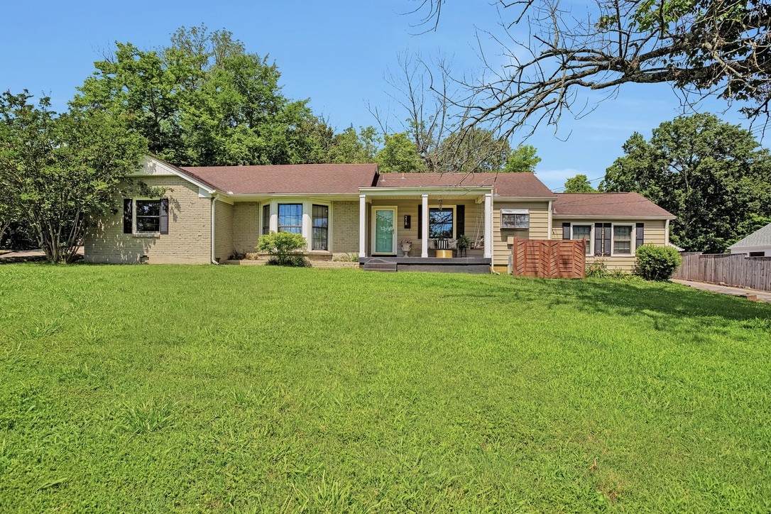218 W Marthona Rd - Photo 1