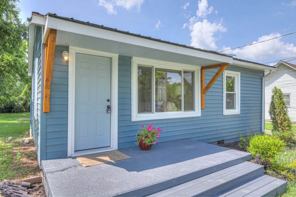 208 Gowan Dr - Photo 1