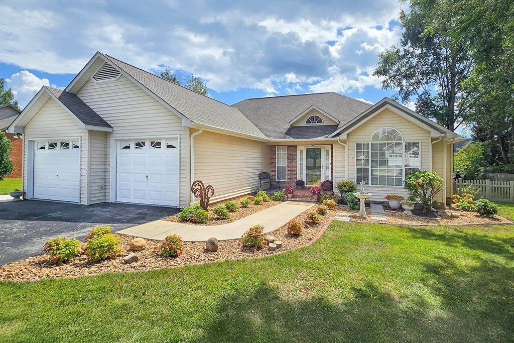 935 Woodwinds Dr - Photo 1