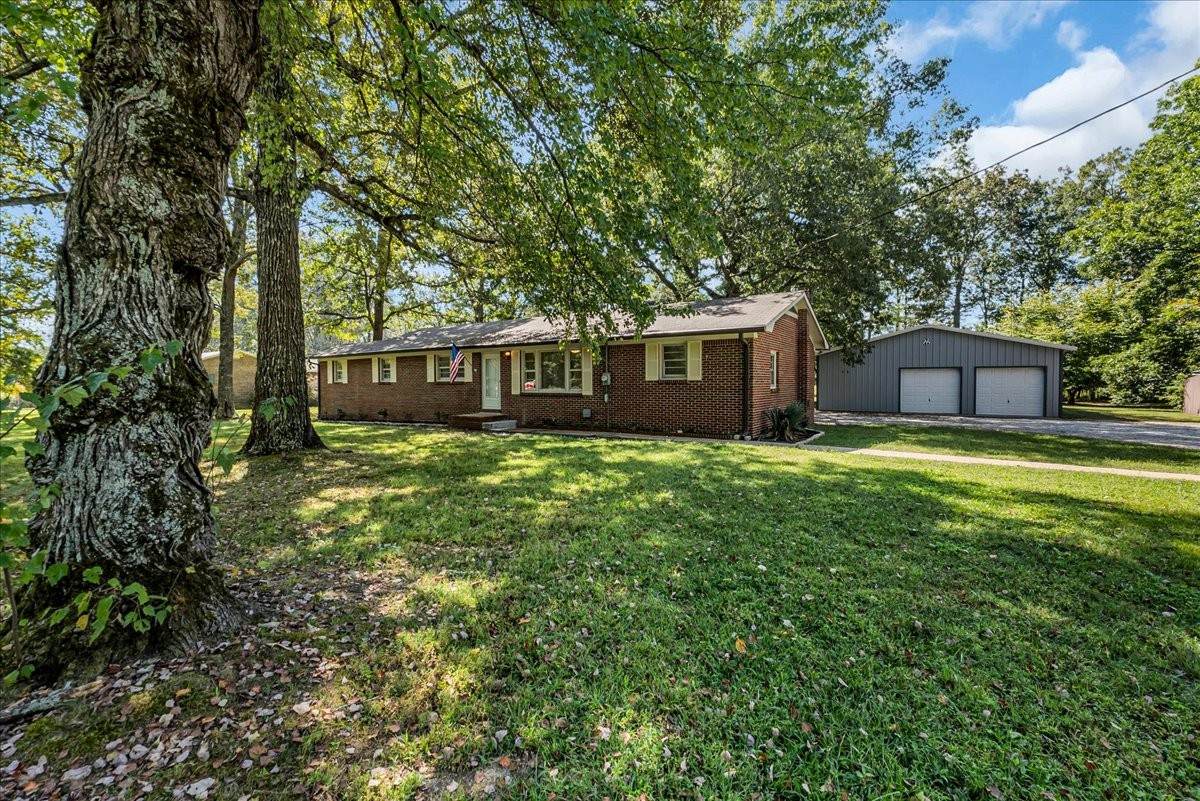 304 W Lynn Dr - Photo 1