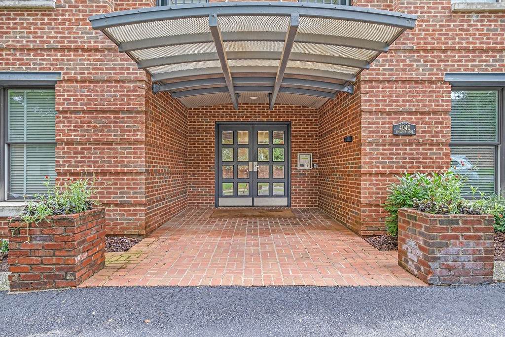 4040 Woodlawn Dr - Photo 1