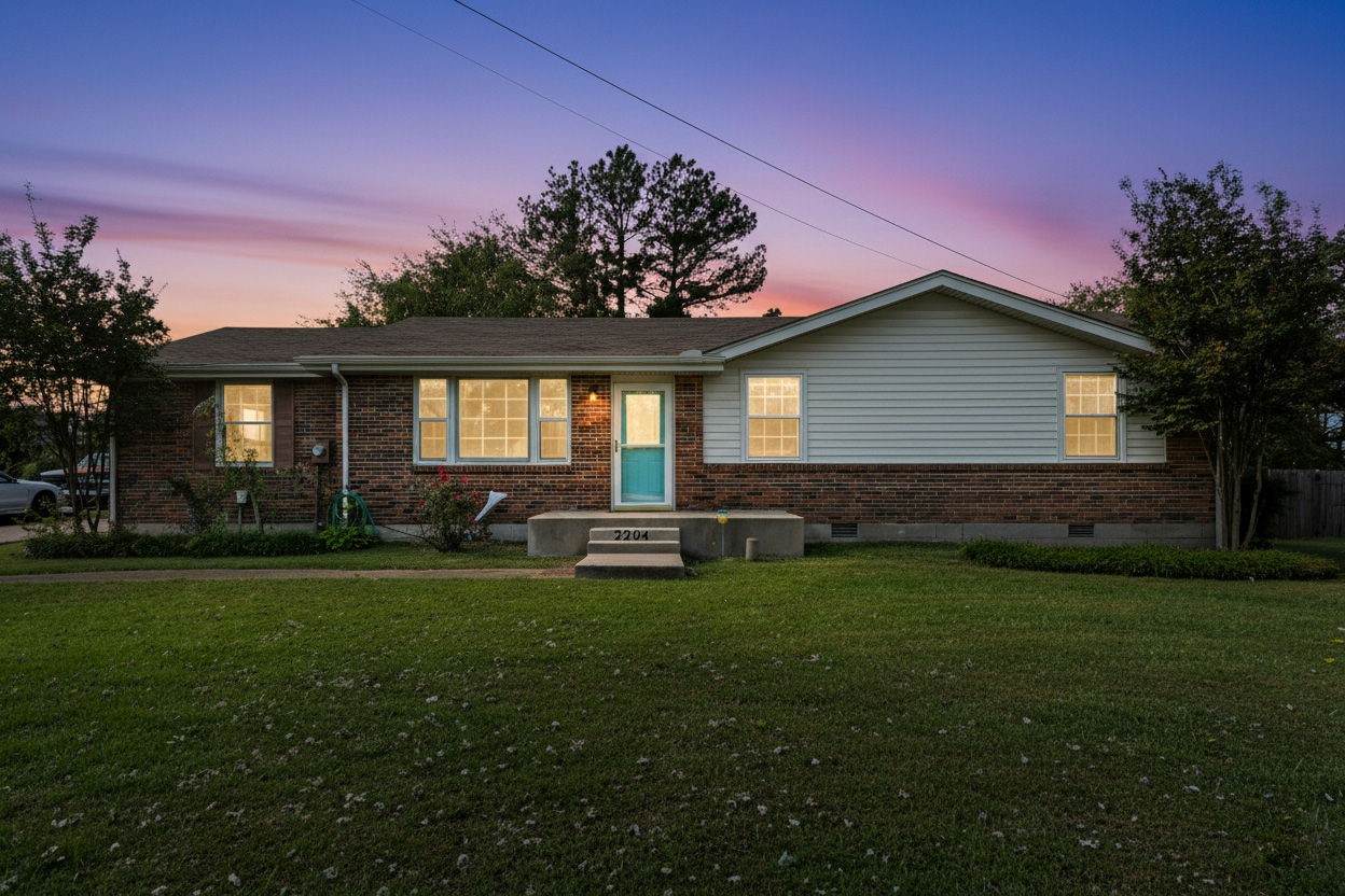 2204 Lynwood Dr - Photo 1