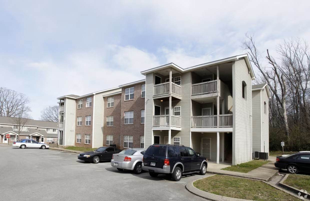 1400 N Chamberlain Ave - Photo 1