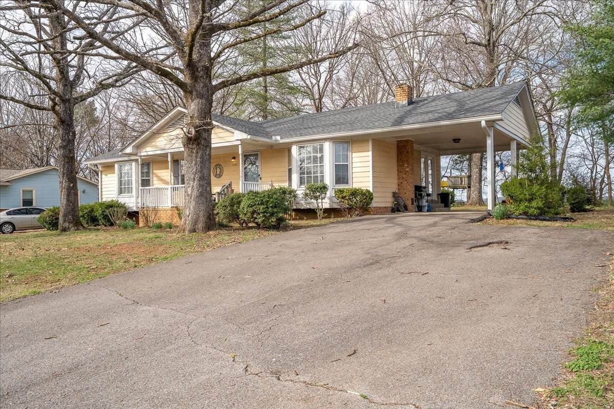 1606 Briarwood Dr - Photo 1