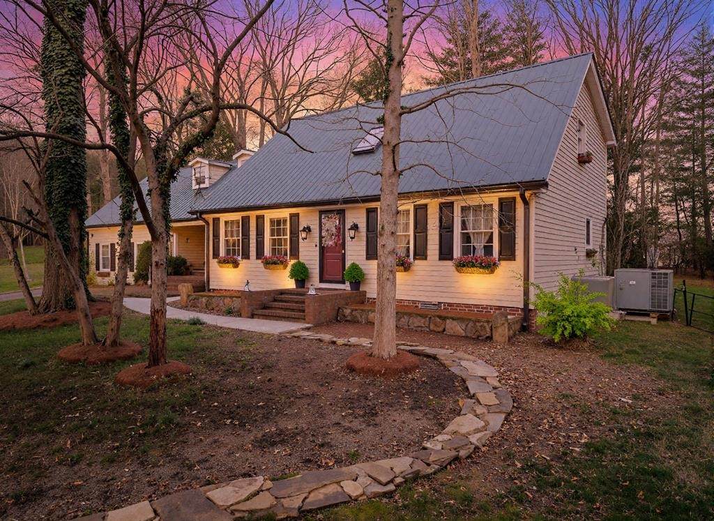 1439 Thomas Cir - Photo 1