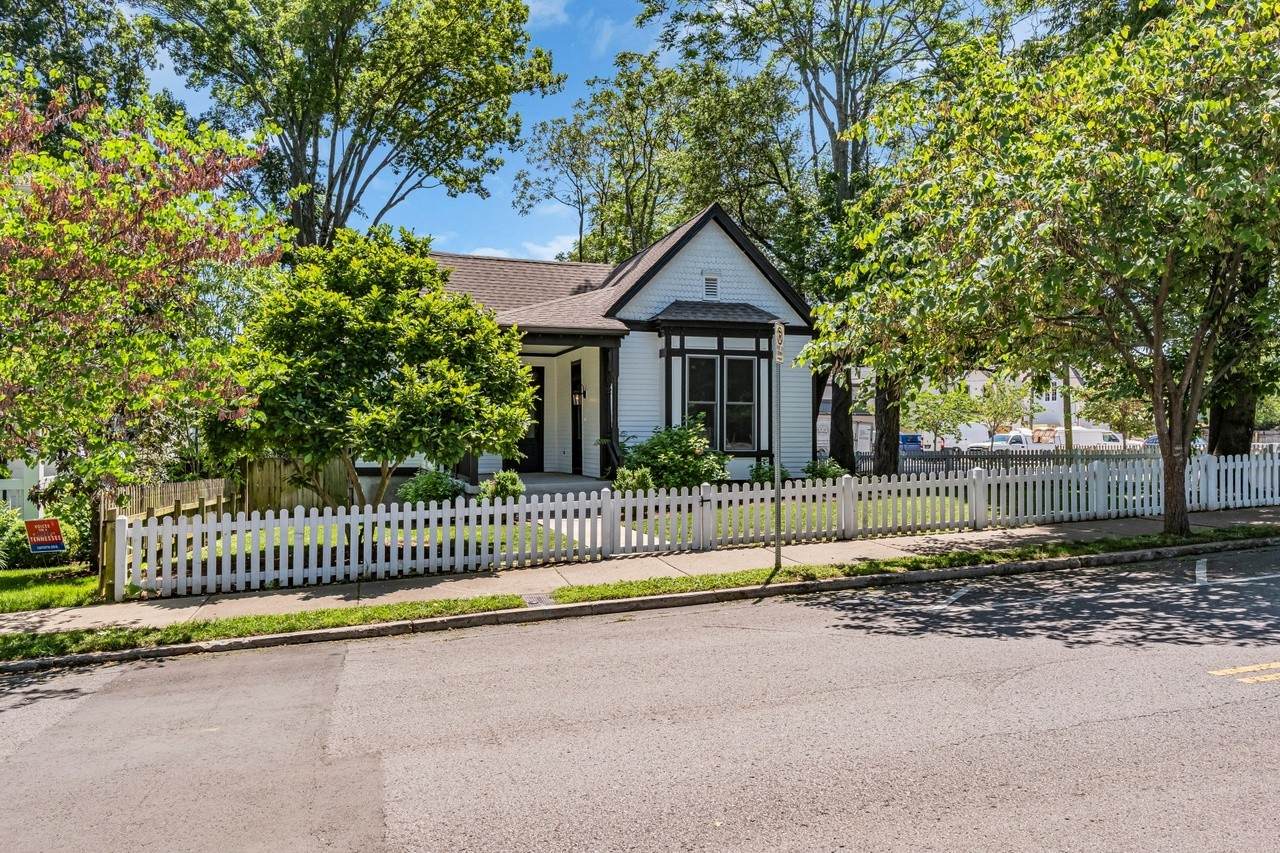 929 Montrose Ave - Photo 1