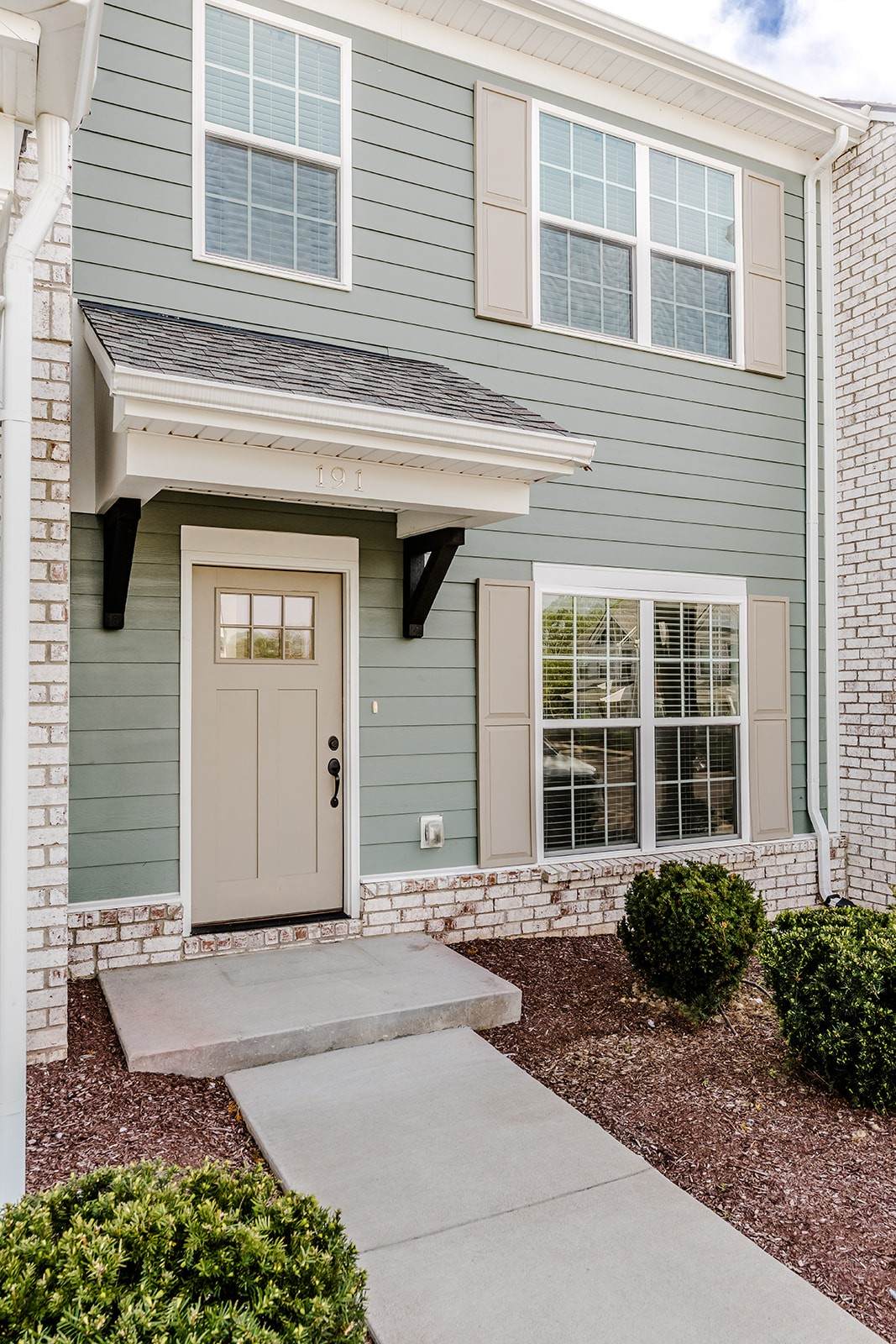 191 Harvard Dr - Photo 1