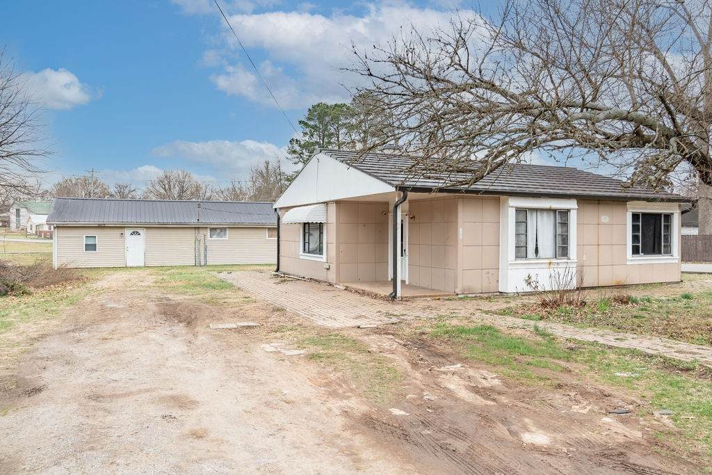 439 W Park St - Photo 1