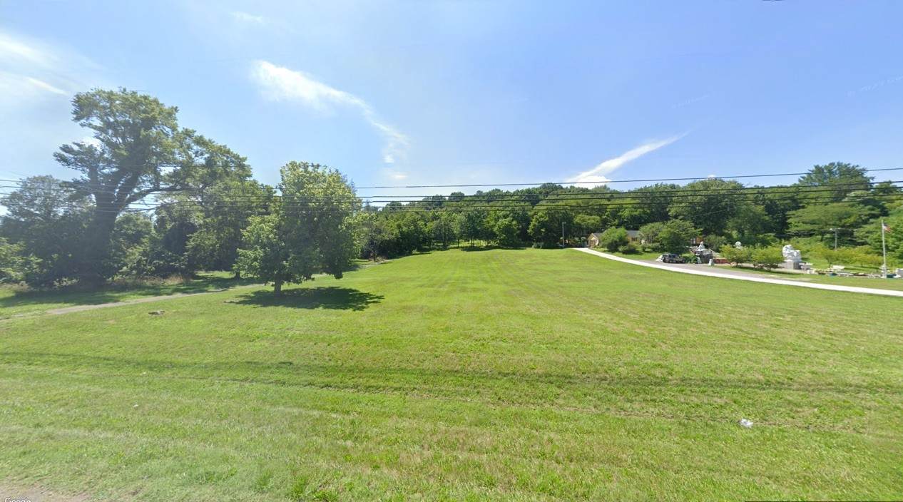 1042 Louisville Hwy - Photo 1