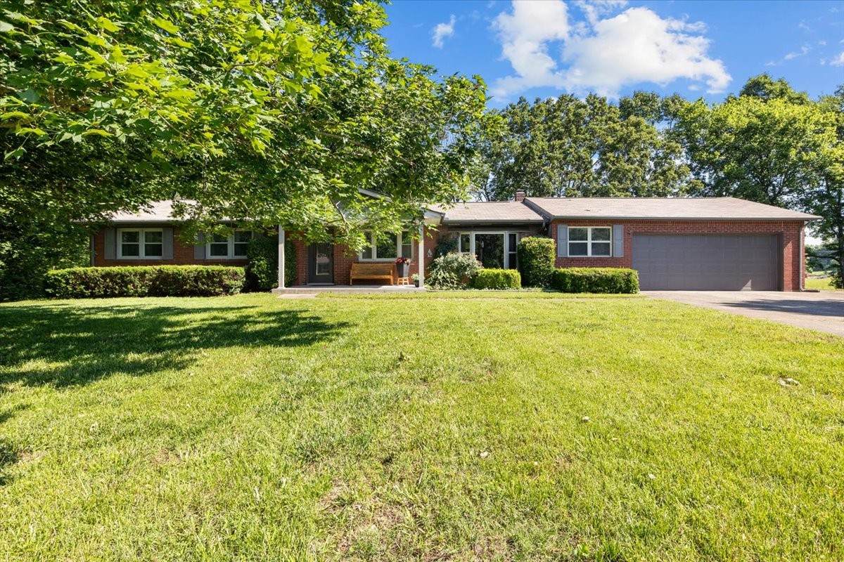 555 Lakeview Cir - Photo 1