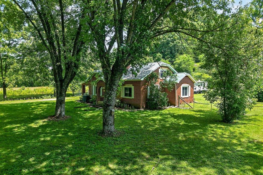 747 Hunting Creek Rd - Photo 1