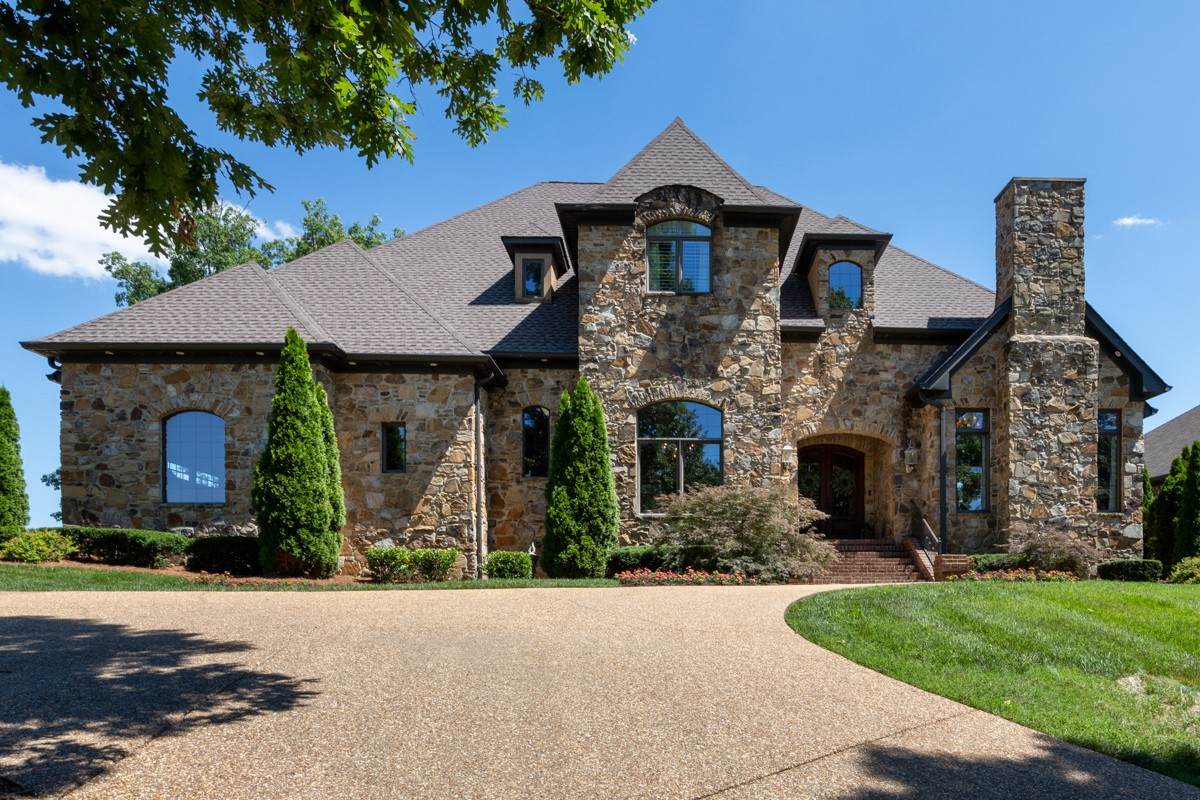 641 Five Oaks Blvd - Photo 1