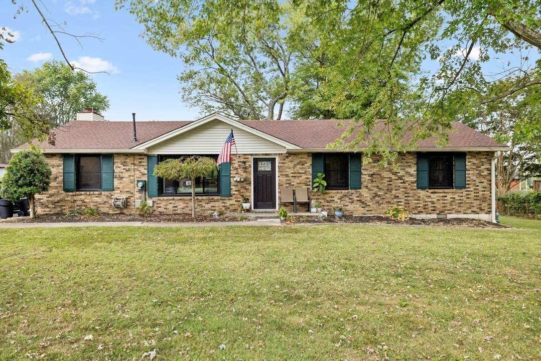 2210 Lynwood Dr - Photo 1