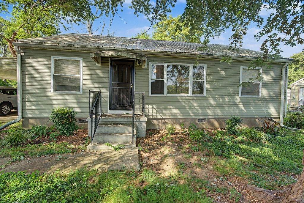 1707 E 9th St - Photo 1