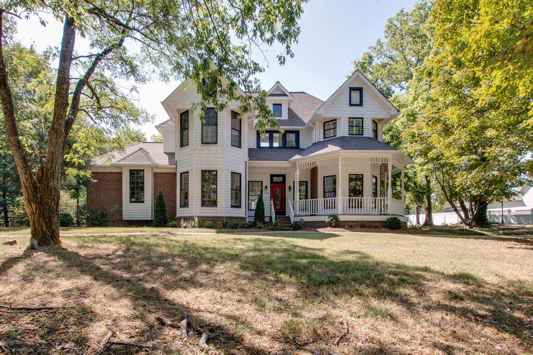 1039 Claremont Dr - Photo 1