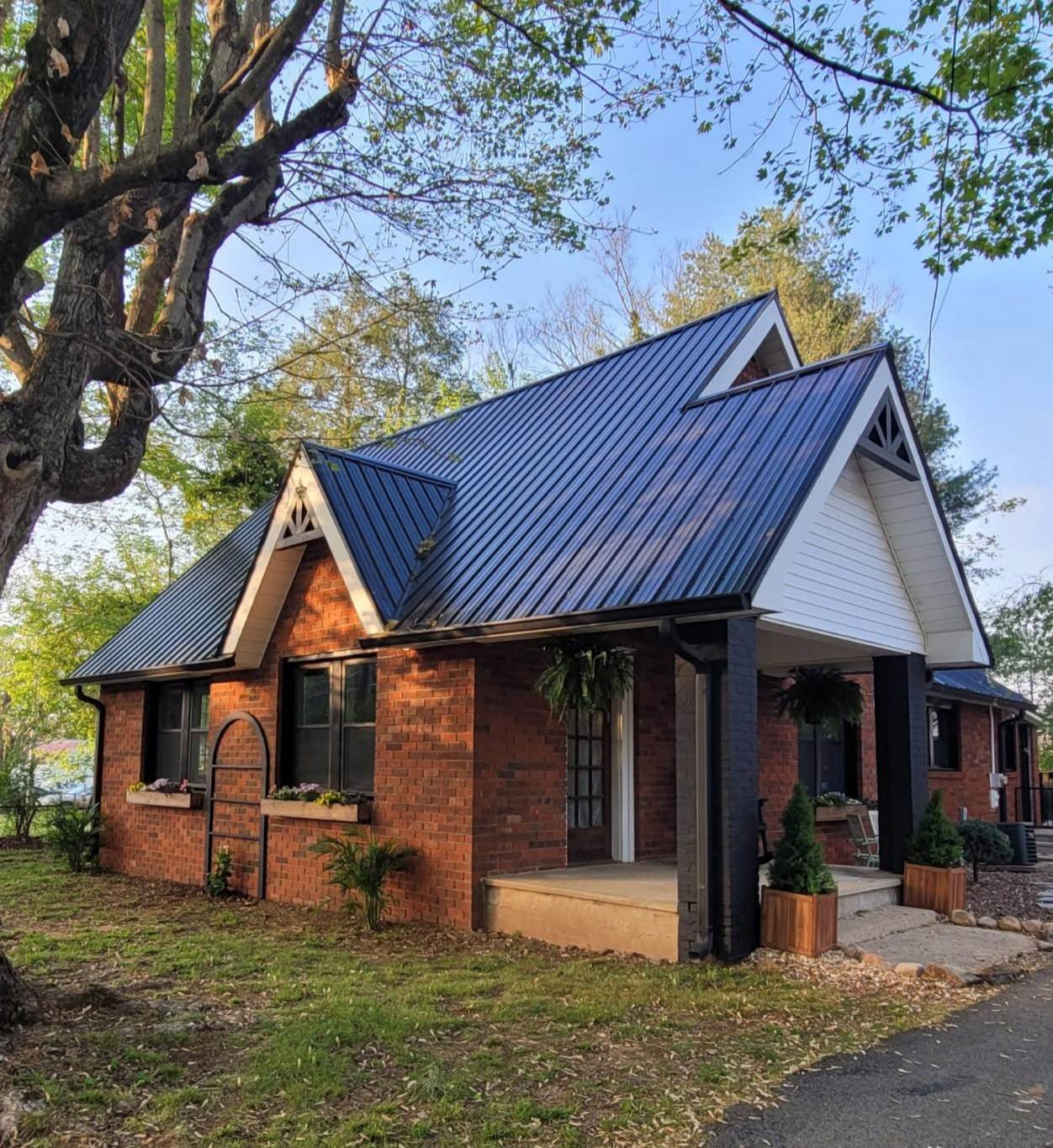 906 N High St - Photo 1