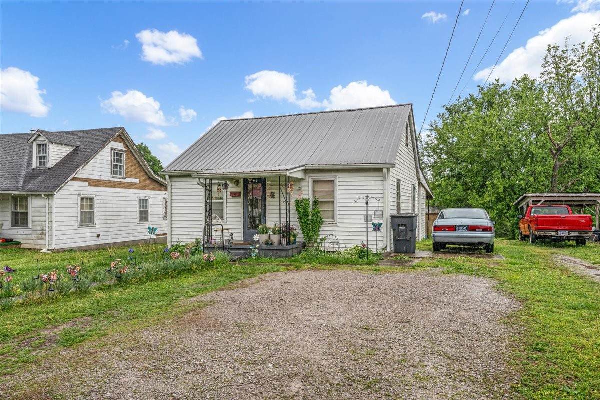 215 Towles Ave - Photo 1