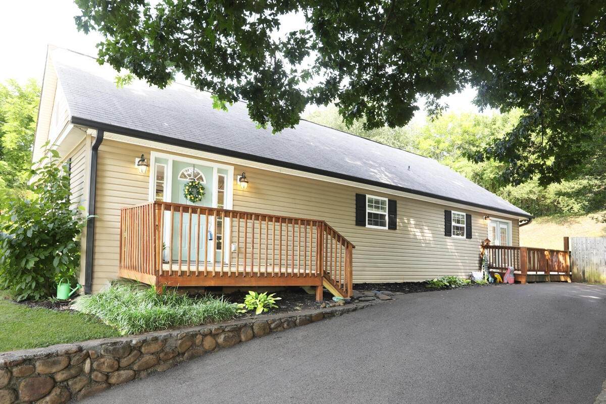 3105 Elmore Ave - Photo 1
