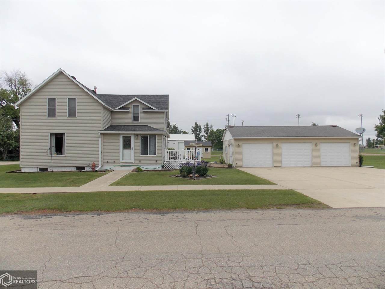 922 Thompson Street - Photo 1