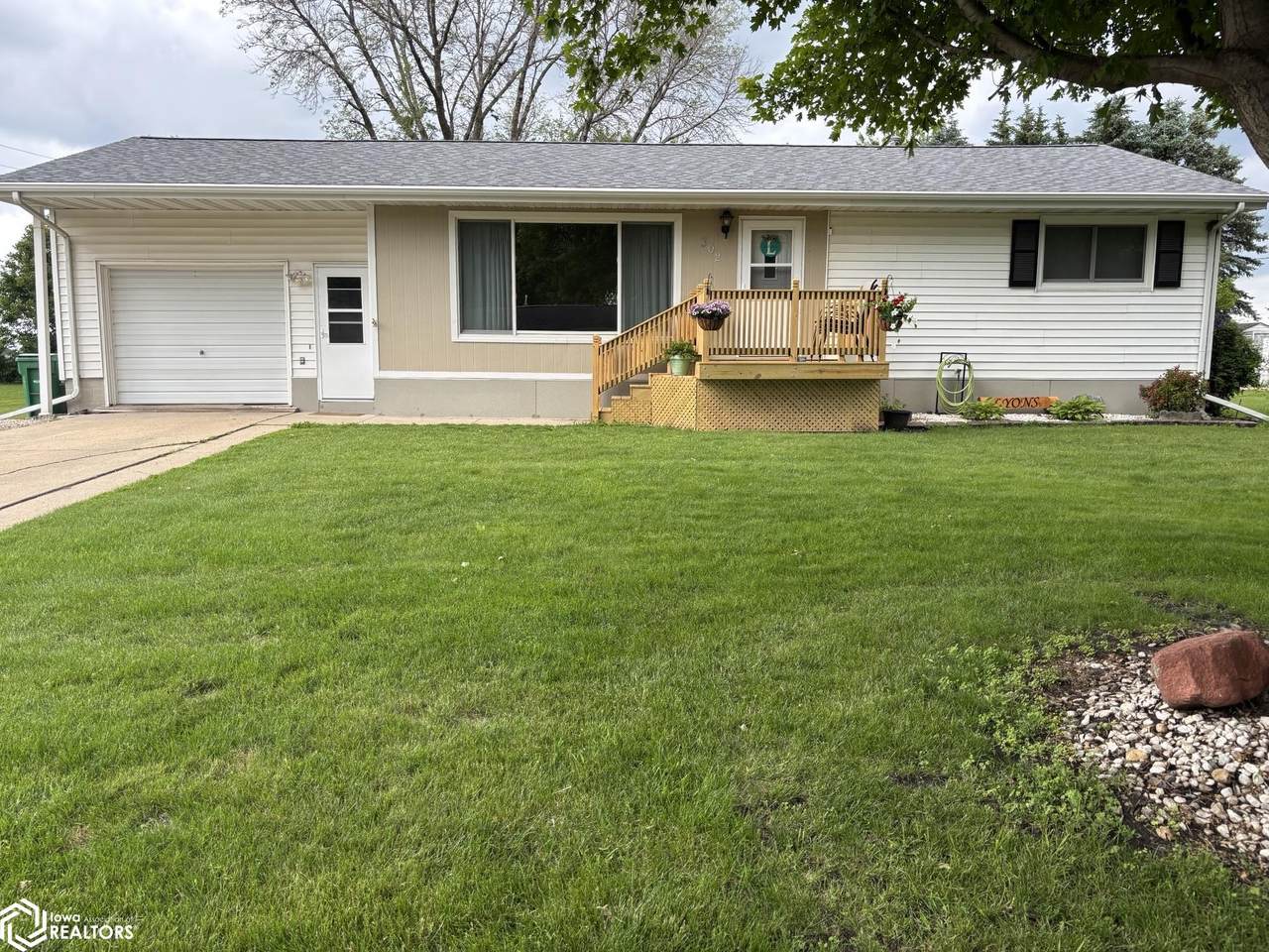302 6th Street - Photo 1