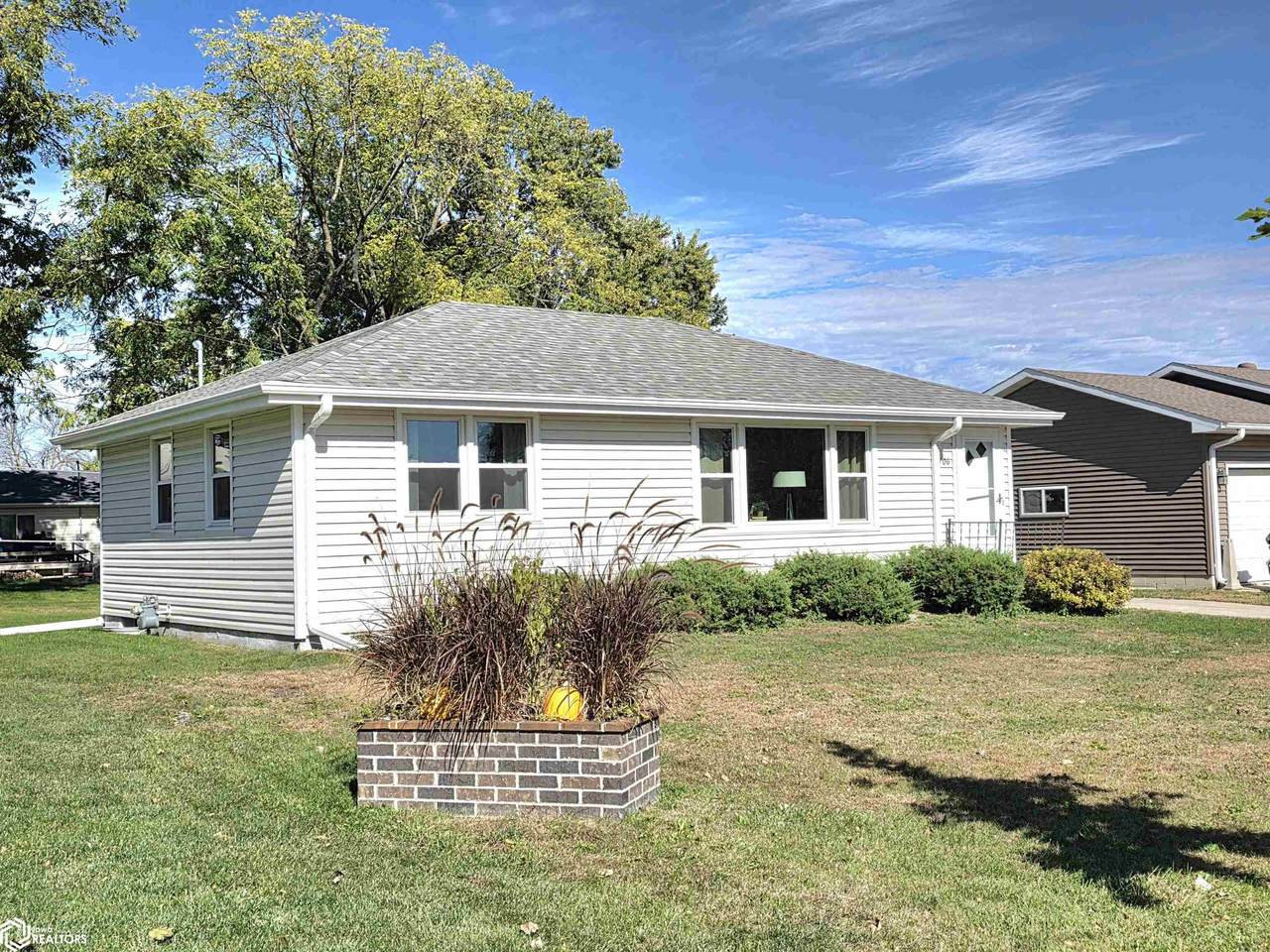 706 6th Place - Photo 1