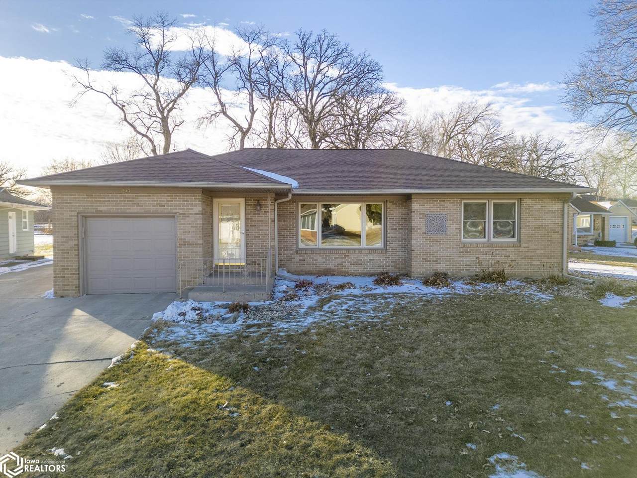 519 17th St W - Photo 1