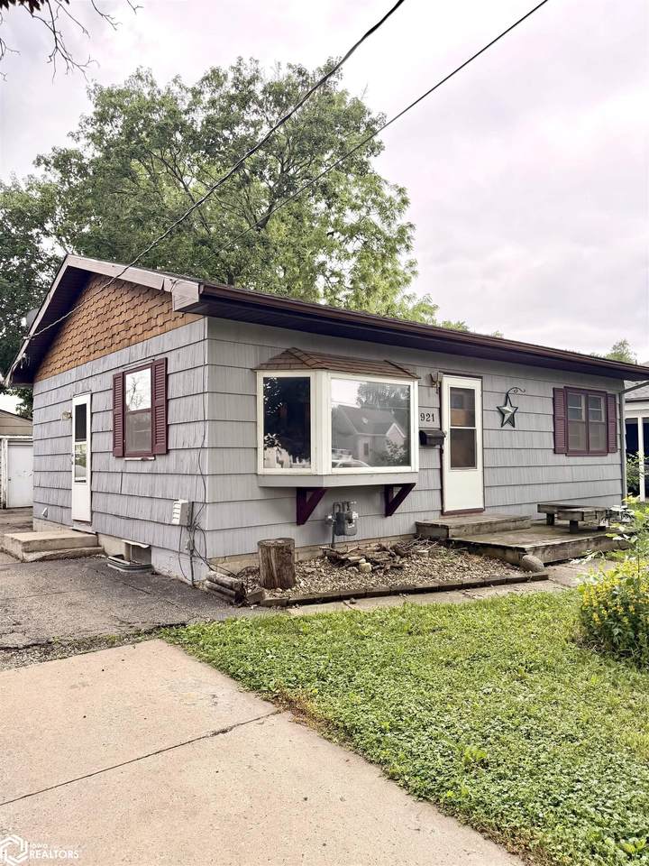 921 8th Street - Photo 1