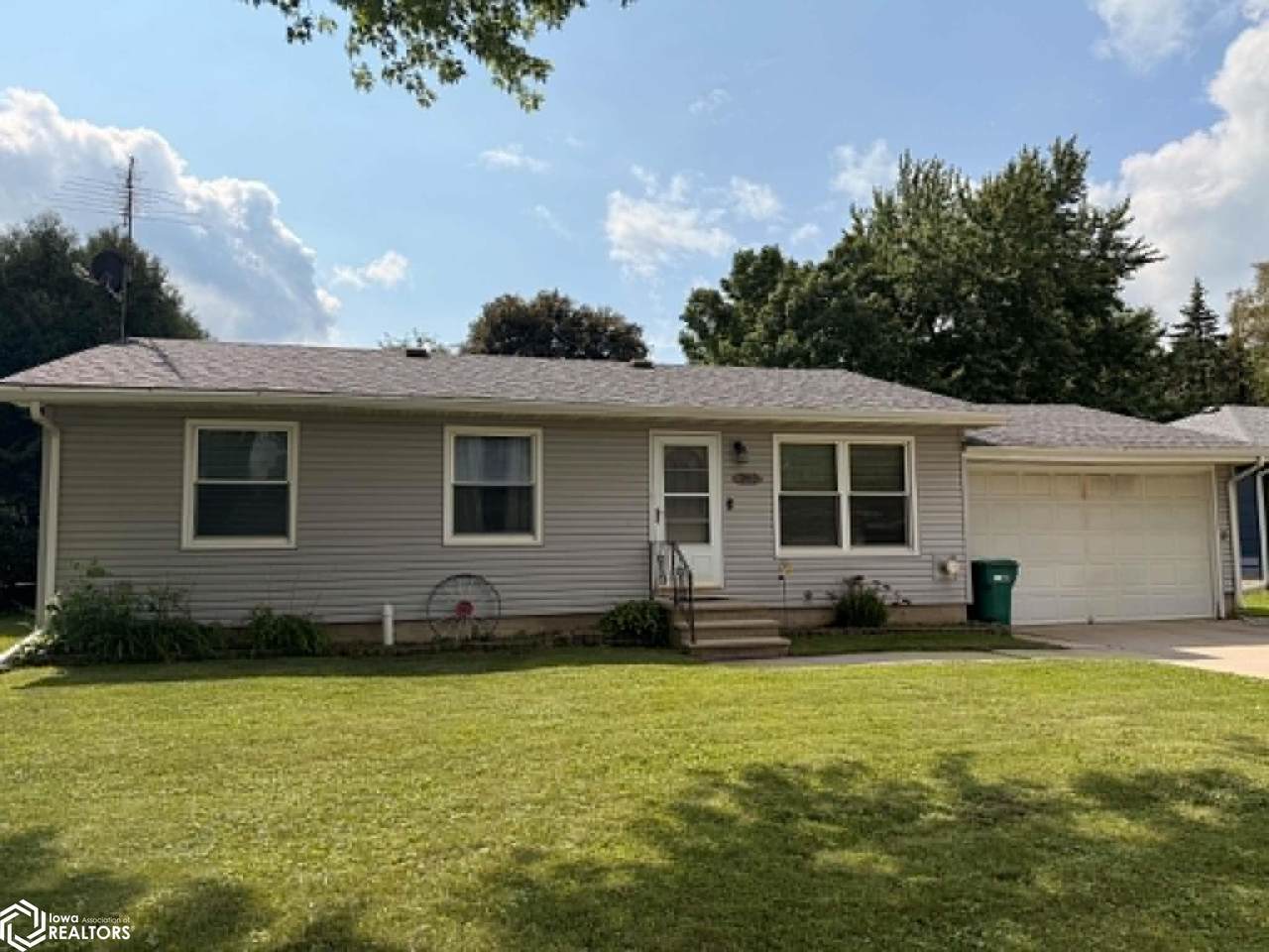 212 Greeley Avenue - Photo 1
