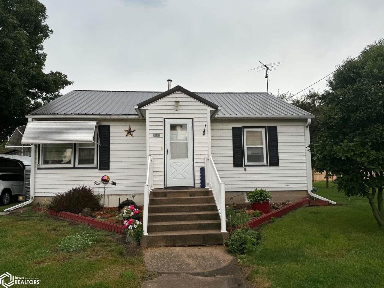 513 College Street - Photo 1