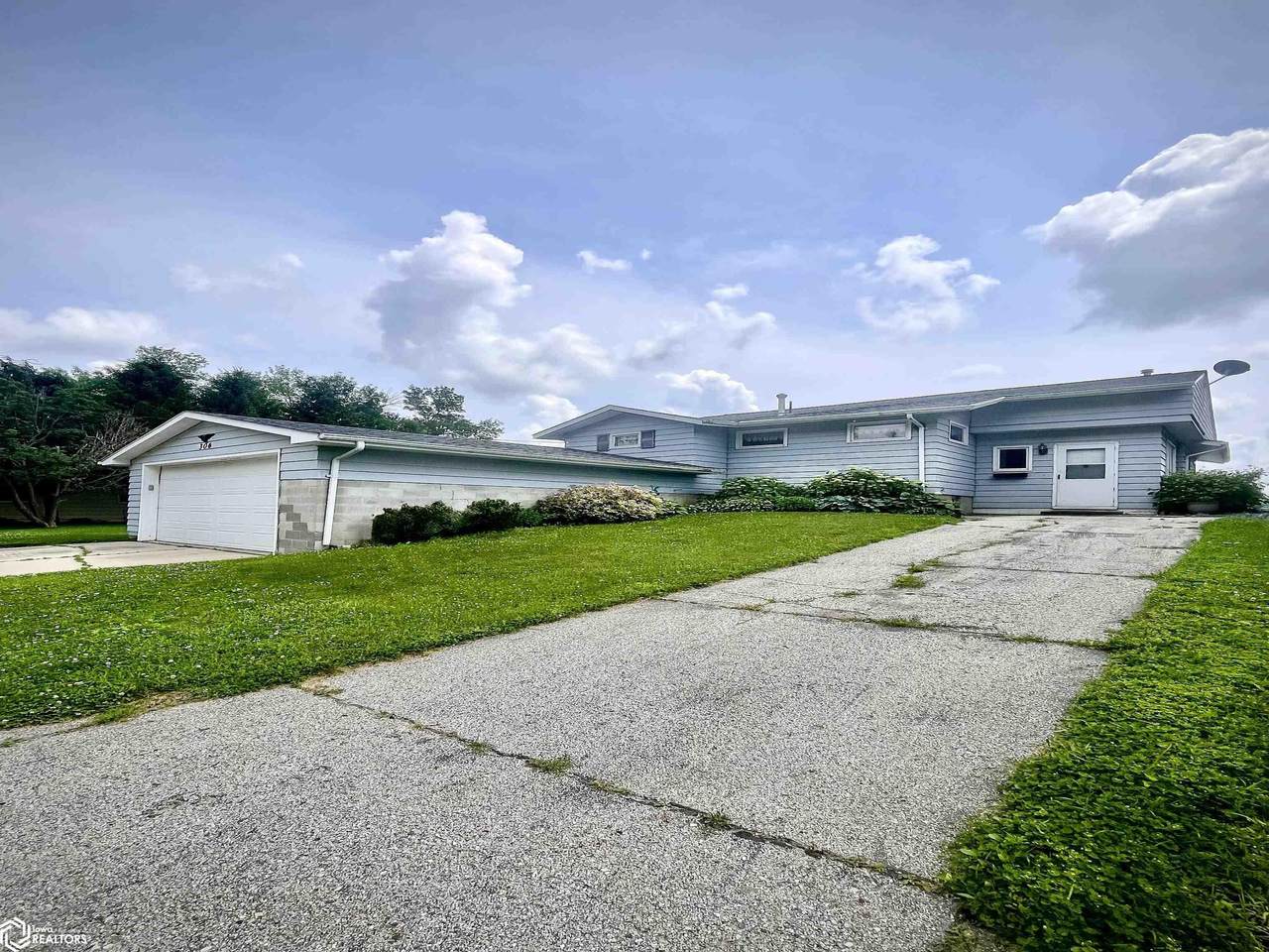 306 E Lake St - Photo 1