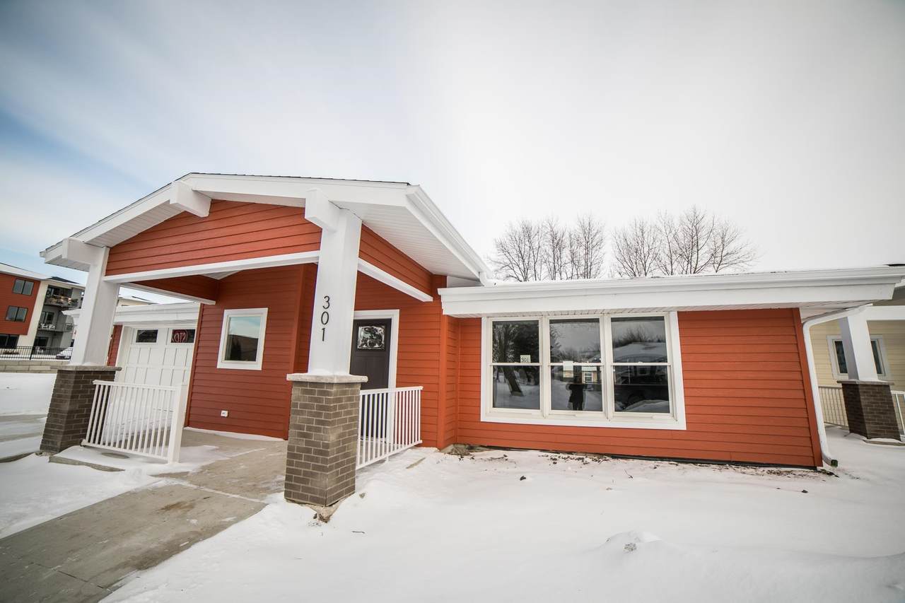 301 Oak Hill Court - Photo 1