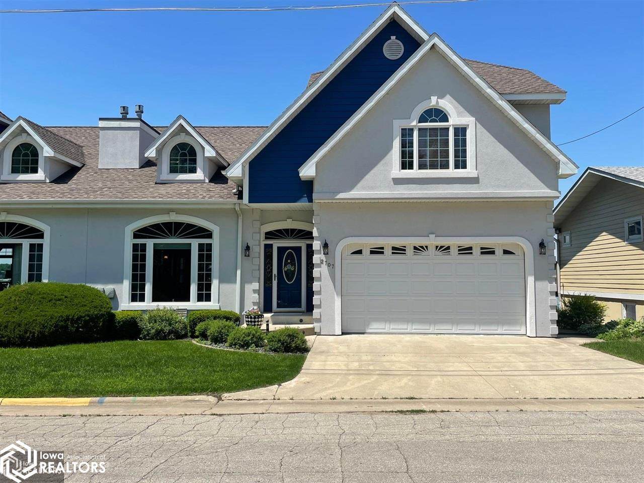 2707 Lakeview Drive - Photo 1