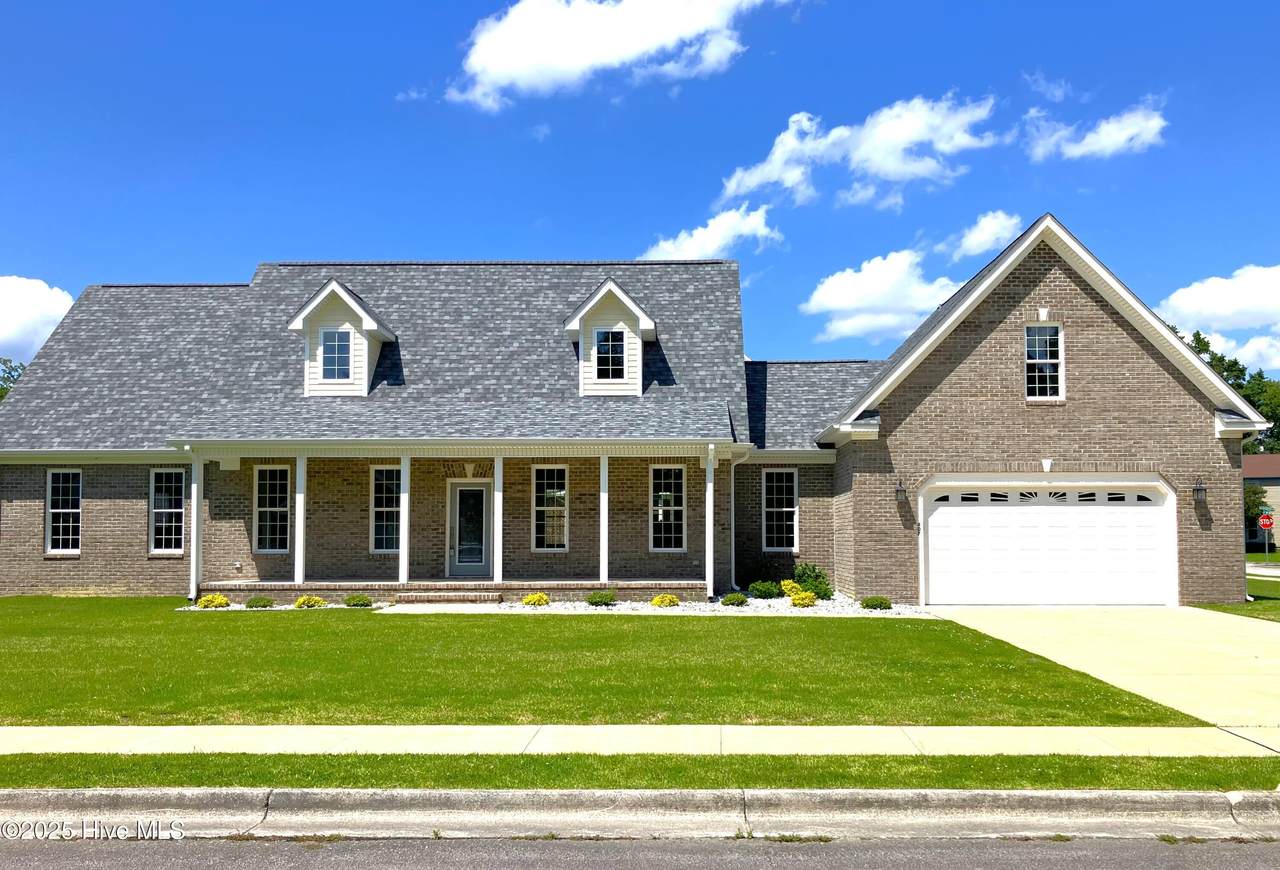 407 King Richard Court - Photo 1