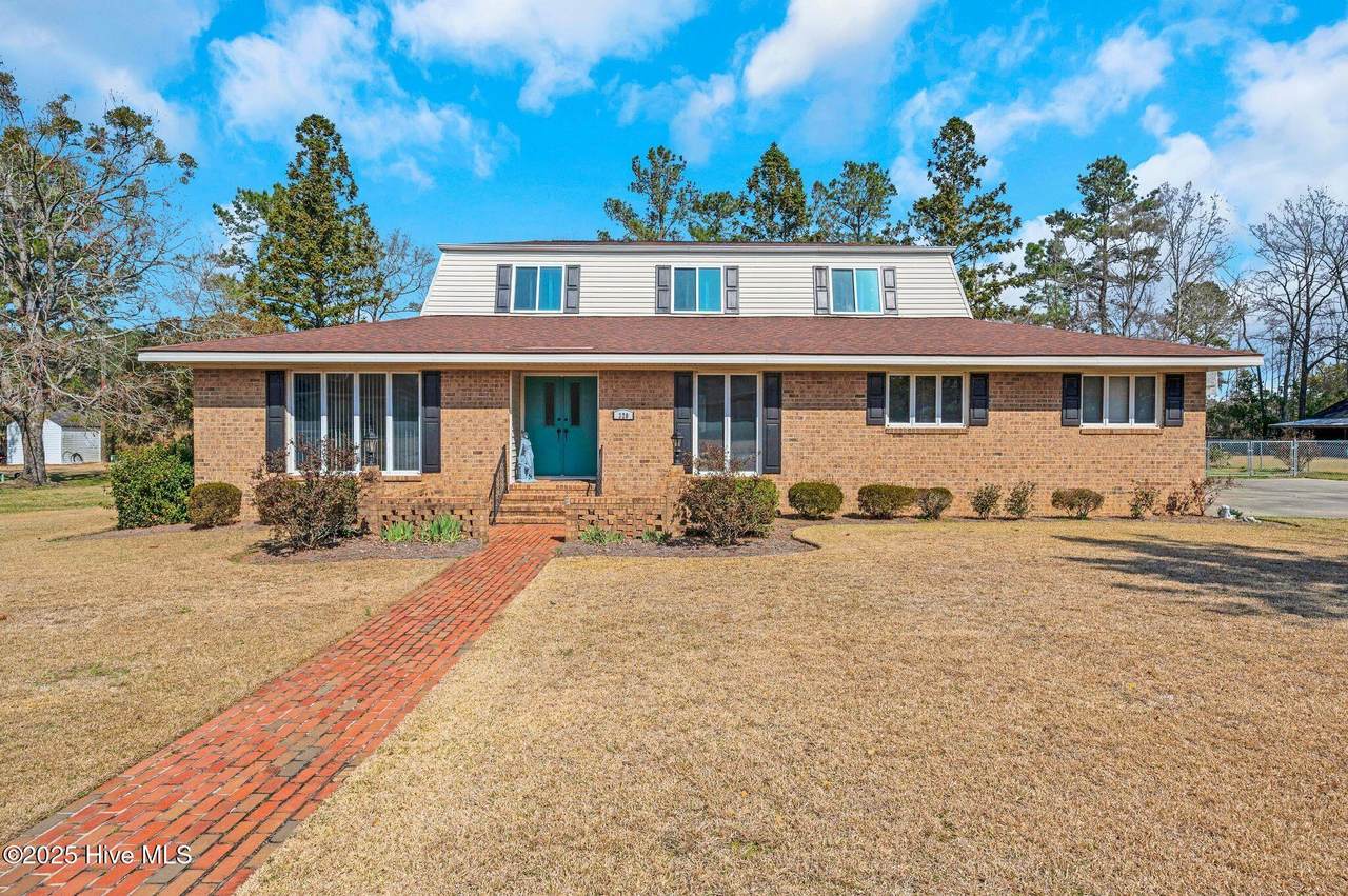 320 Pinecrest Drive - Photo 1