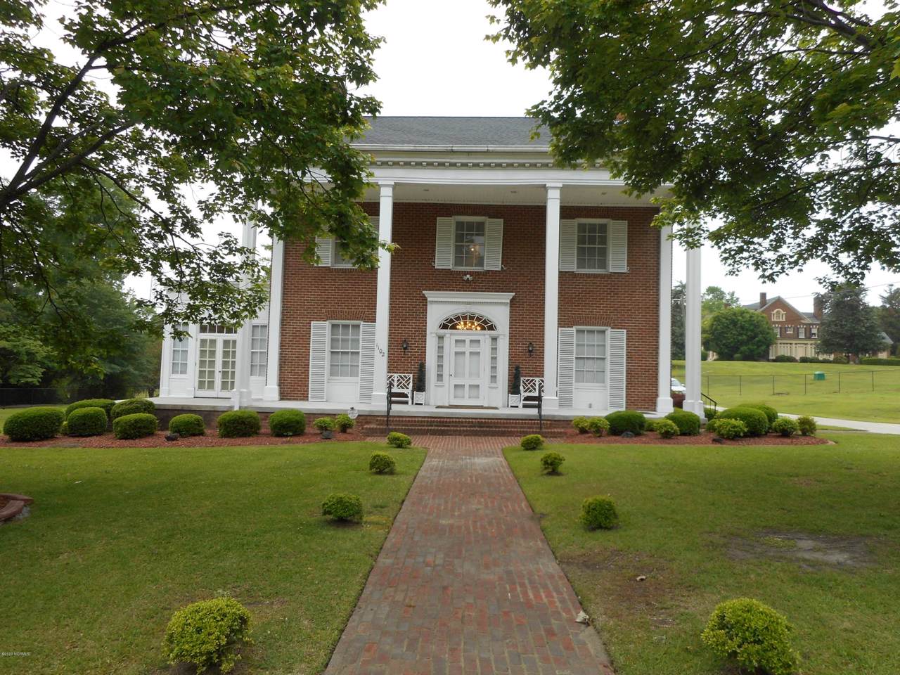 1102 Queen Street - Photo 1