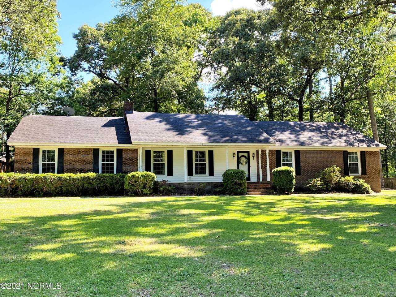 1013 Indianhead Circle - Photo 1