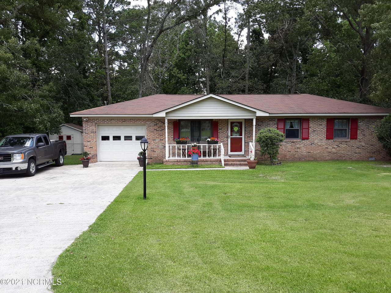 105 Paradise Circle - Photo 1