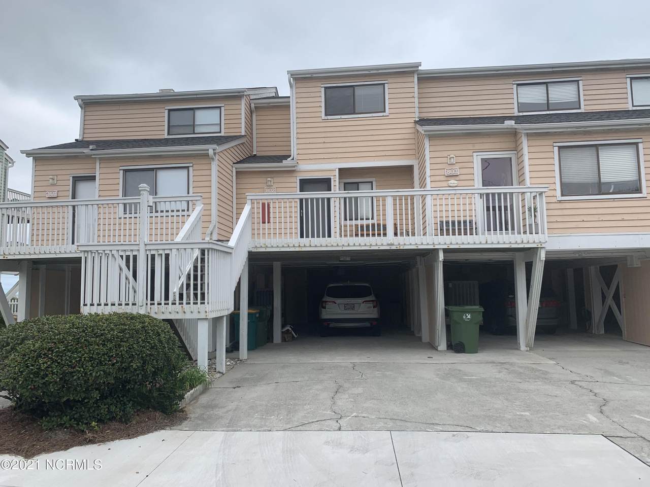 802 Pelican Court - Photo 1