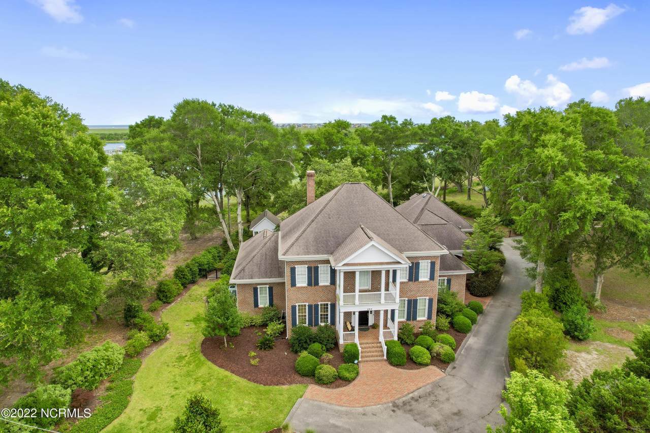 404 Shoreline Drive - Photo 1