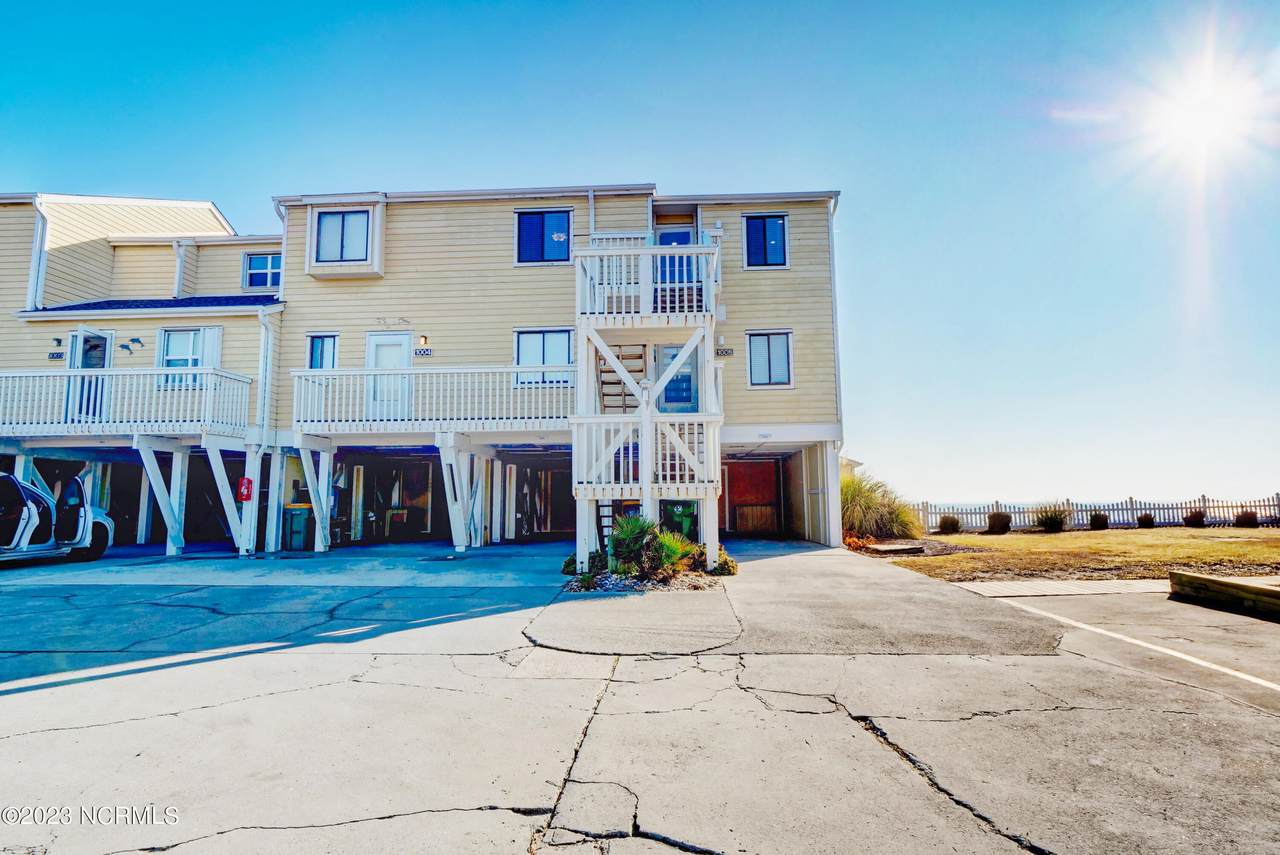 1006 Pelican Court - Photo 1