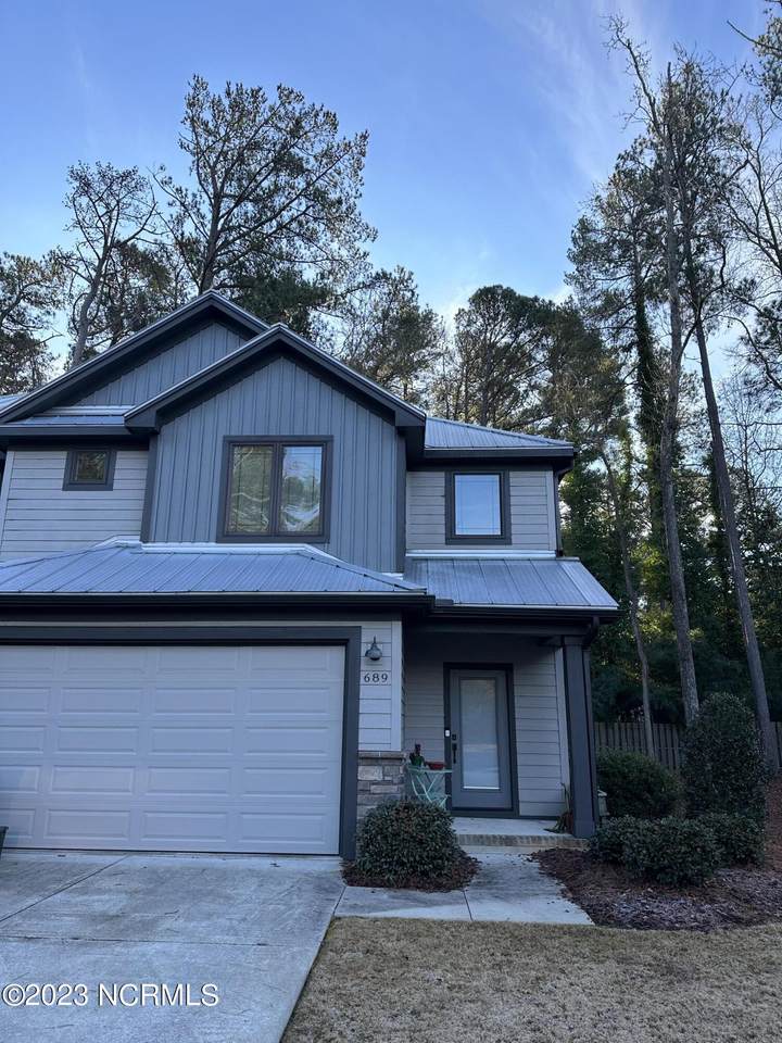 689 Ashe Street - Photo 1